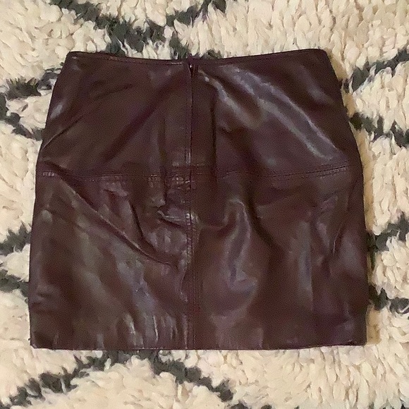 ASOS Vegan Leather skirt in burgundy - Picture 2 of 3